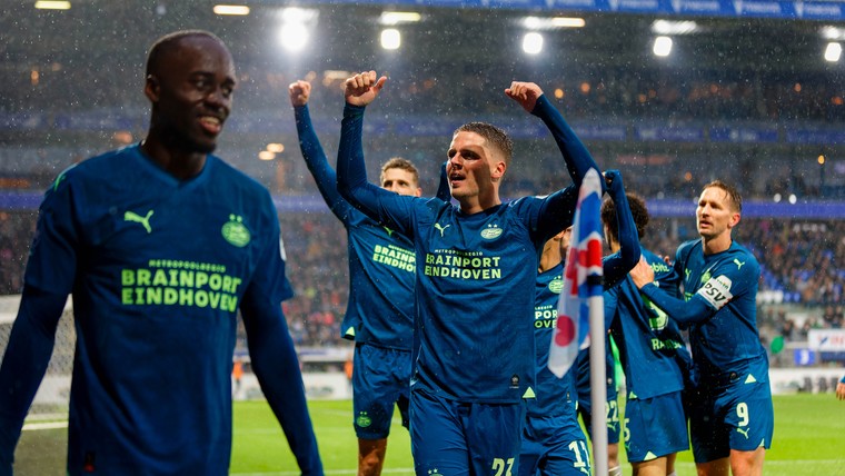 PSV kan landstitel ruiken na ongekende demonstratie in Heerenveen
