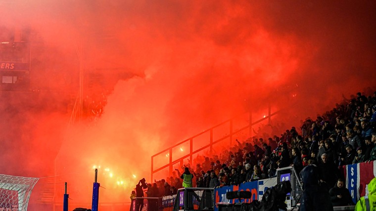 Bosz baalt van vuurwerk PSV-supporters: 'Liever dertig seconden later'