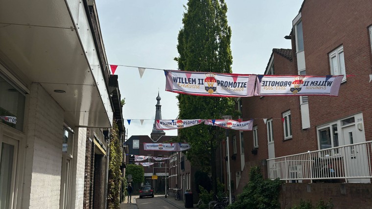 Tilburg telt af: rood-wit-blauwe sjaals en tompouces gespot