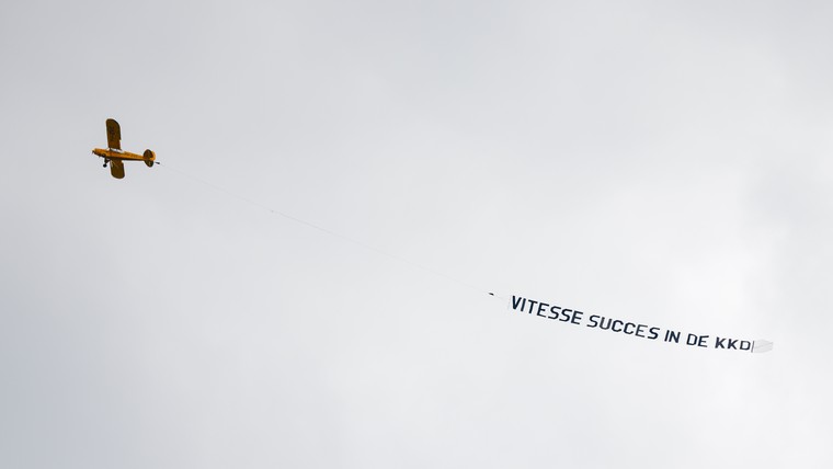 Vliegtuigje boven de Galgenwaard met boodschap voor Vitesse