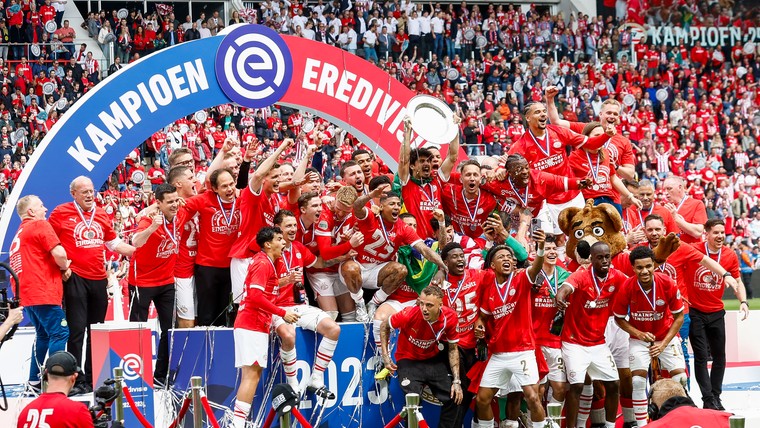 PSV kroont zich na ijzersterk seizoen tot kampioen van Nederland