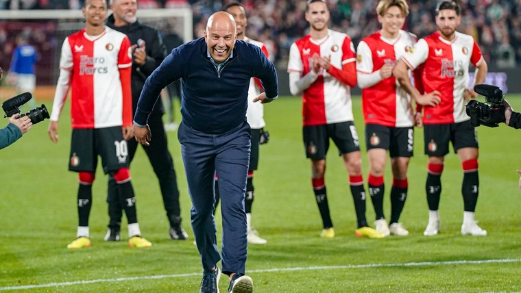 Zoon Arne Slot zingt vader toe tussen harde kern Feyenoord: 'Misschien zette hij de liedjes in'