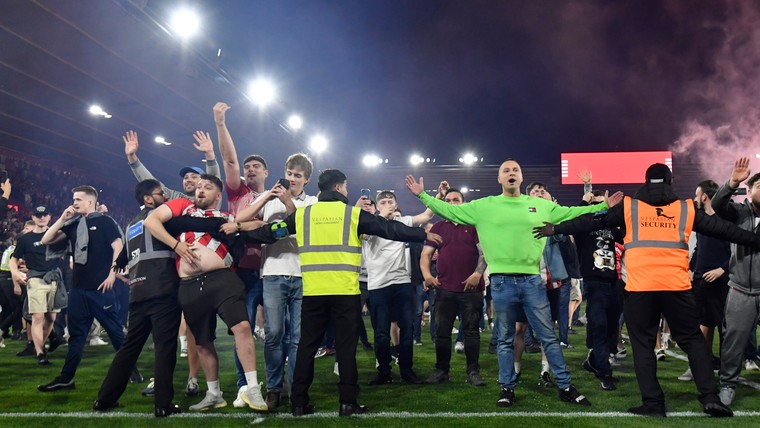 Vreugde slaat om in chaos: Southampton-fans bestormen veld na cruciale zege