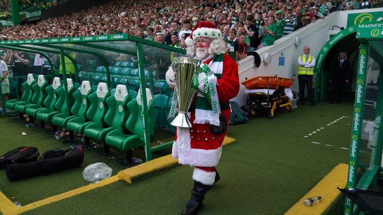 Waarom de kerstman de trofee overhandigde aan Celtic