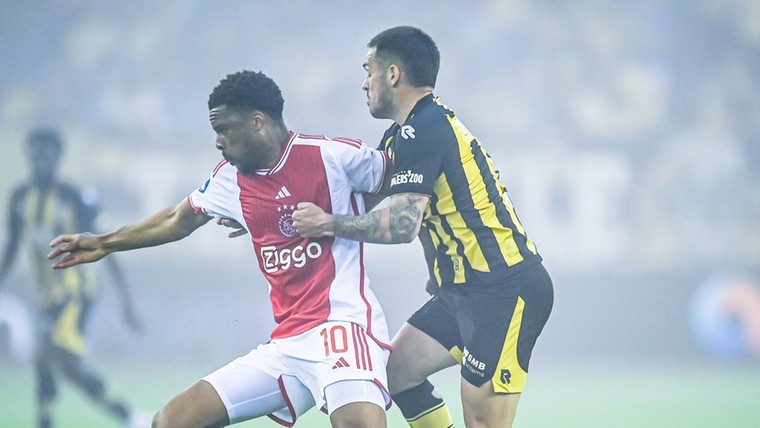 Zwalkend Ajax sluit dramatisch seizoen af met remise tegen Vitesse