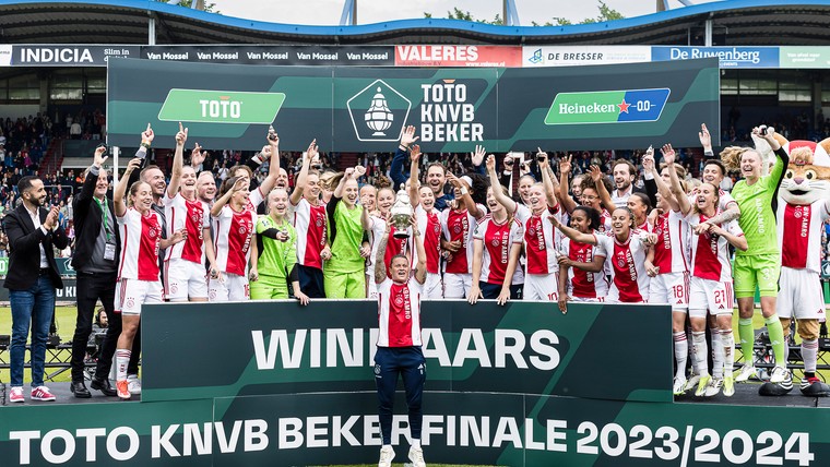 Ajax zwaait trainer Bakker uit met winnen KNVB-beker