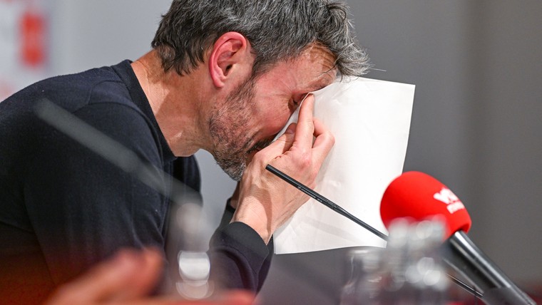 Applaus en tranen bij laatste persconferentie Van Bommel in Antwerpen