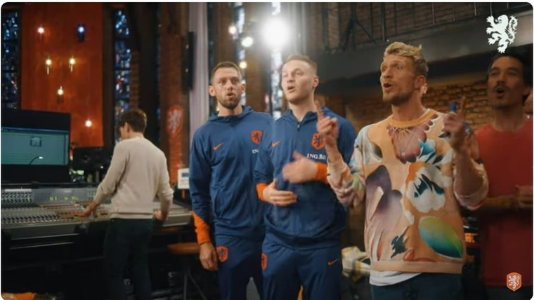 Spelers zingen mee met beoogde EK-hit Armin van Buuren en Chef'Special