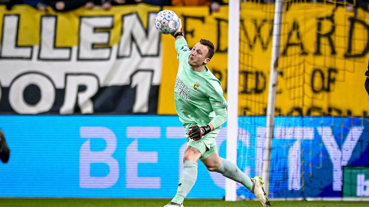 Vitesse snijdt in spelersbestand en ziet zestien spelers vertrekken