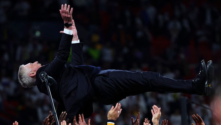 Ancelotti laat dansmoves zien en geniet bij Real Madrid: 'Het is niet normaal'