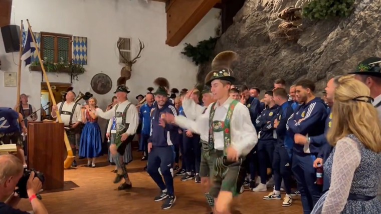Schotse sterspeler danst vrolijk mee op Beiers welkomstfeestje