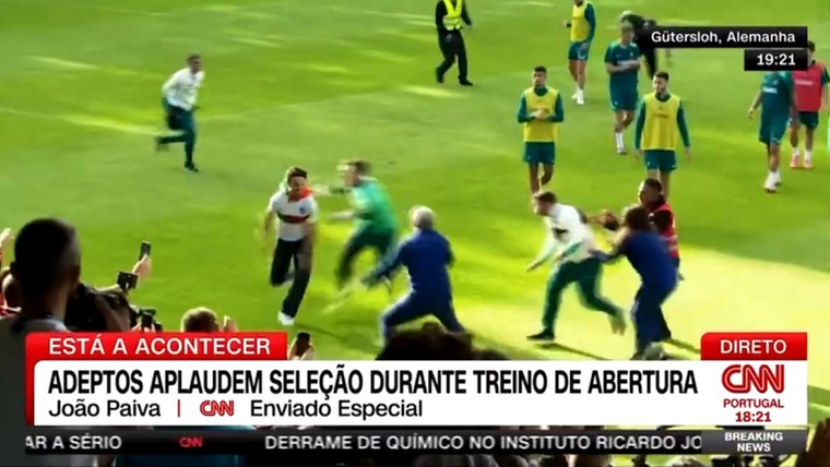 Portugese doelman redt Ronaldo van veldbestormer tijdens open training 