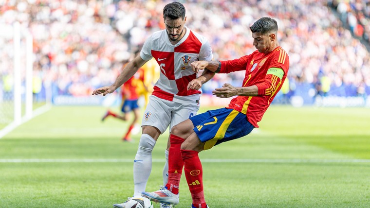 Ajax kijkt aandachtig naar Josip Sutalo in een Kroatië-shirt