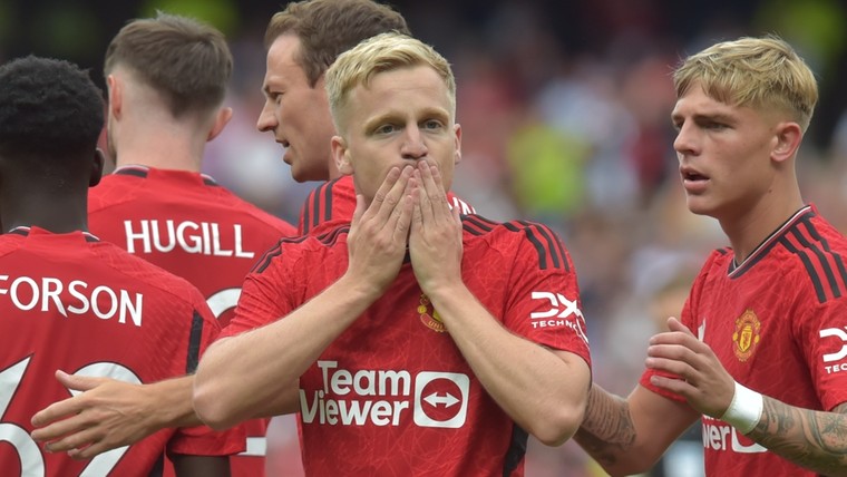 Van de Beek neemt op weg naar Girona vast afscheid van 'United-family'