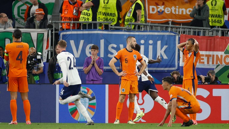 Grootmeester van het verdedigen berispt De Vrij na goal Watkins