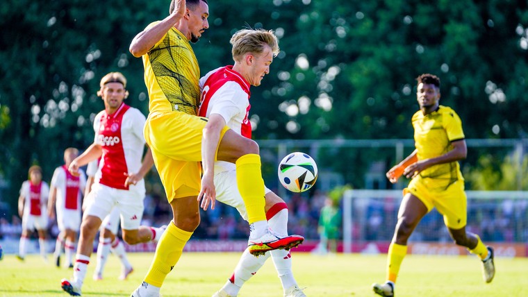 Rijkhoff over de lessen van Akpom: 'Praat best veel met hem'