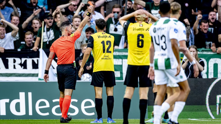 Nagtegaal legt uit waarom NAC-debutant Mahmutovic rode kaart kreeg