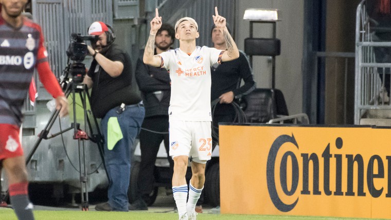 Orellano schiet vrije trap vanaf eigen helft weergaloos binnen