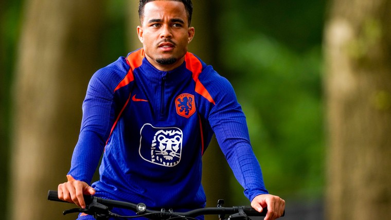 Kluivert maakt indruk op Koeman: 'Ik kan hem op twee posities zetten'