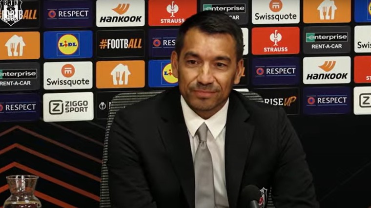 Van Bronckhorst maakt complimenten aan Van Persie: 'Volg hem heel nauw'