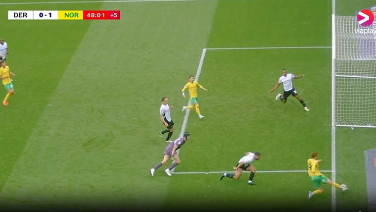 Het nadeel van géén VAR: Norwich City juicht na overduidelijke achterbal