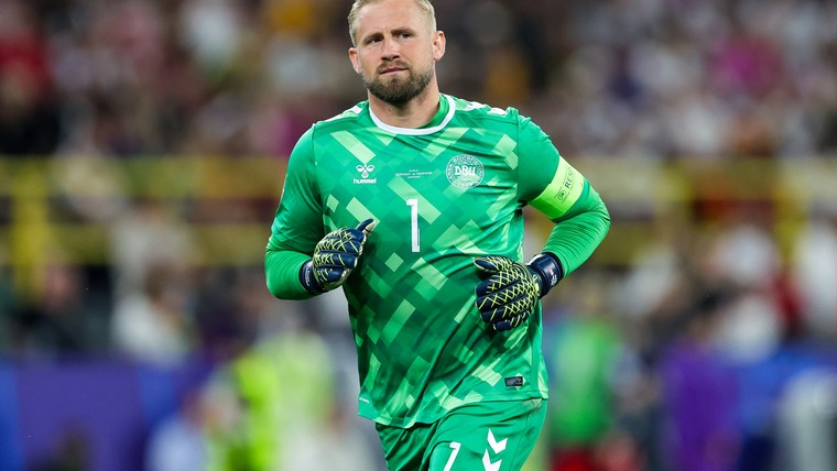 Spanje dankt Schmeichel na slippertje, Servië rekent af met Zwitserland