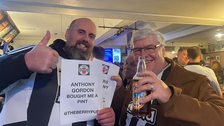 Newcastle-aanvaller Gordon bedankt supporters in legendarische pub