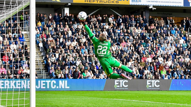 Wereldgoal bij Heracles – Ajax: Pasveer wordt geklopt vanaf de middenlijn