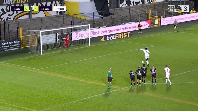 Wandelaanloop en rollertje: hilarisch slechte penalty in België