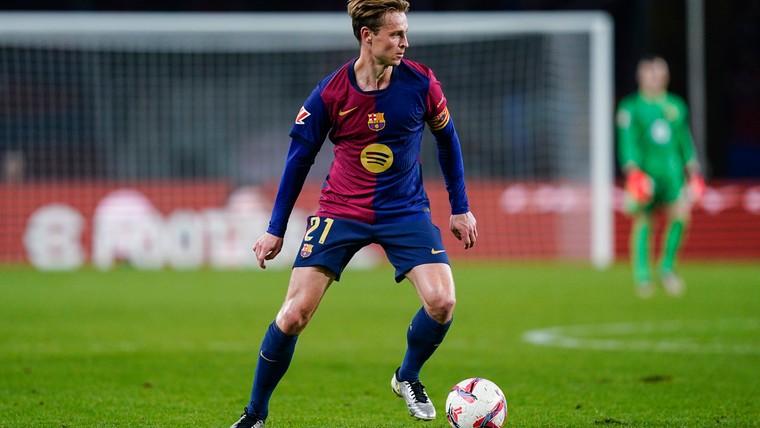 De Jong na blessure in eerste helft gewisseld bij Barcelona