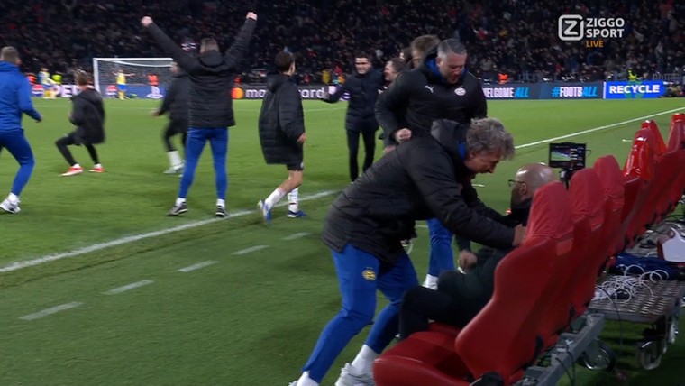 Bosz geeft uitleg over opmerkelijke reactie na winnende PSV-treffer