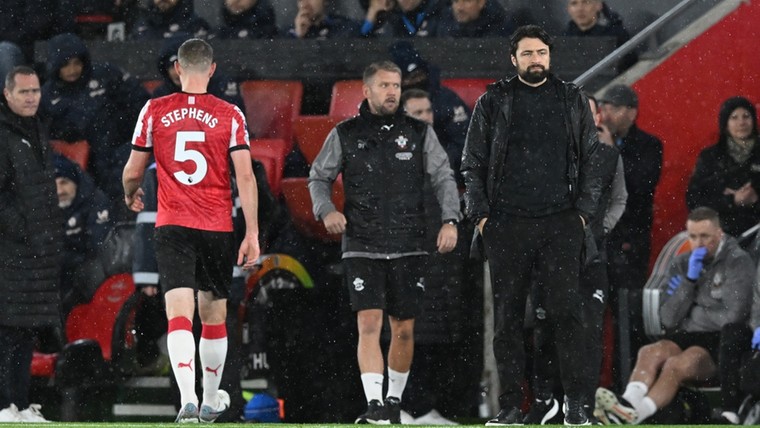 Opmerkelijk: Stephens van Southampton krijgt rood voor haartrekken Cucurella
