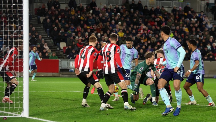 Arsenal slaat drie keer toe uit de rebound en blijft Liverpool volgen