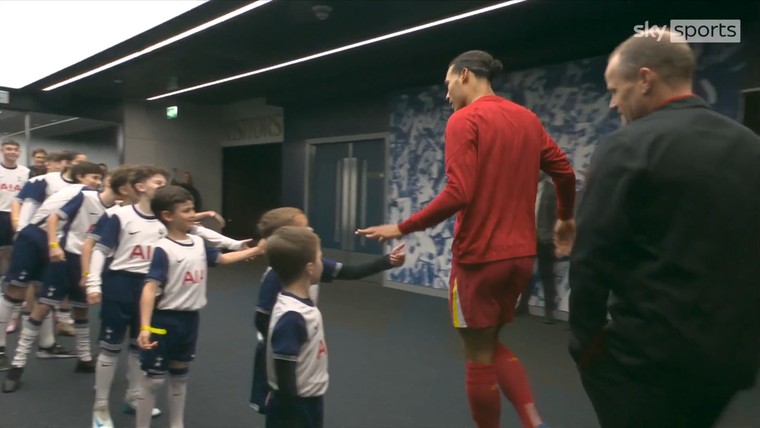 Jonge Spurs-supporter smeekt Van Dijk: 'Kom naar Tottenham!'