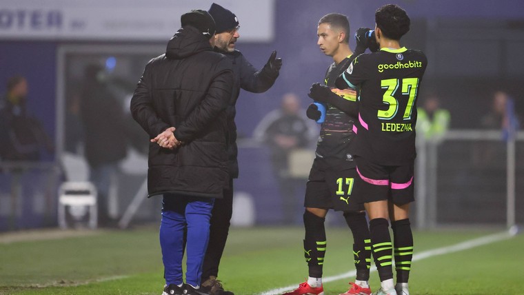 Peter Bosz en Guus Til over de 'dip' van PSV: 'Moet er nu voor mijn spelers zijn'
