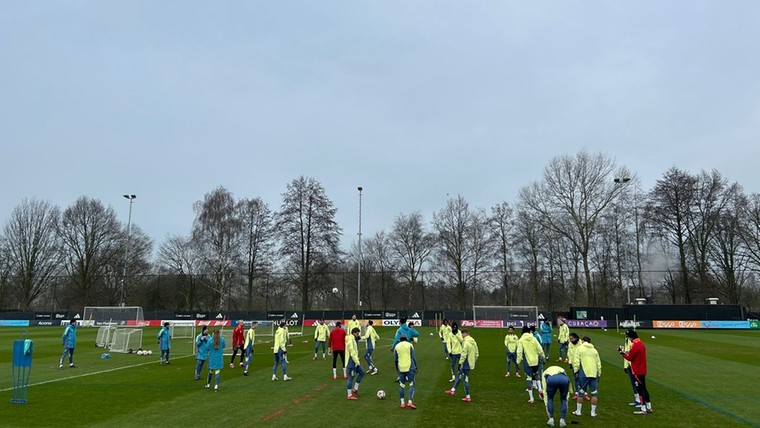 Ajax traint zonder Rensch, jonge verdediger sluit aan