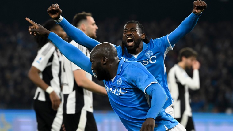 Napoli verslaat Juventus in topper ondanks droomdebuut Kolo Muani