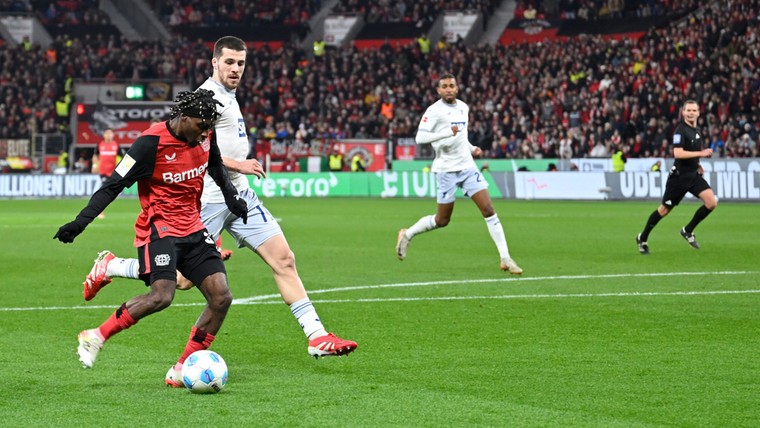 Scorende Frimpong helpt Leverkusen aan zege in titelstrijd