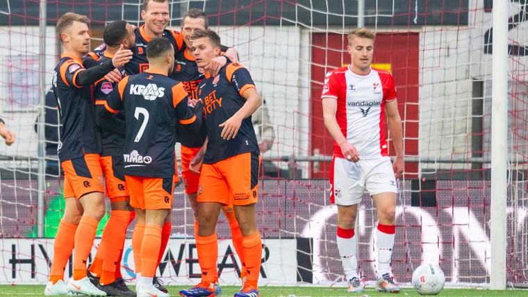 FC Volendam klaart klus in Emmen binnen kwartier en staat steviger aan kop in KKD