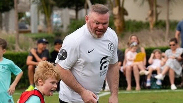 Anderhalve maand na zijn ontslag duikt Rooney op in Dubai