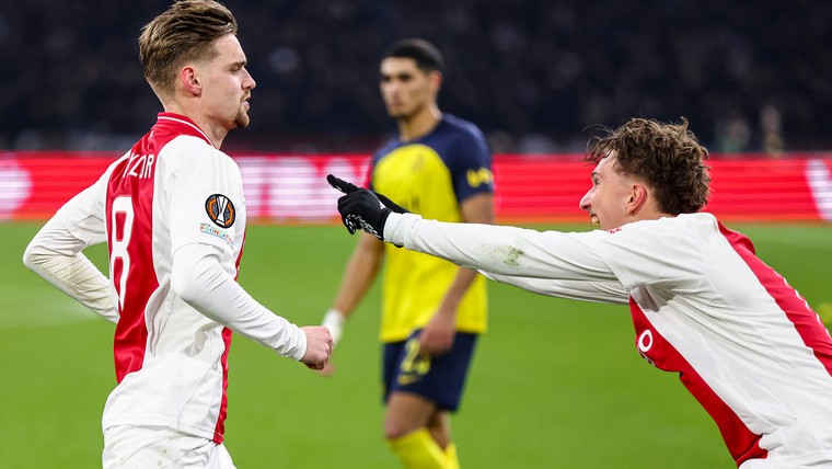 Taylor schiet tiental Ajax na horrorstart tegen Union alsnog naar laatste zestien