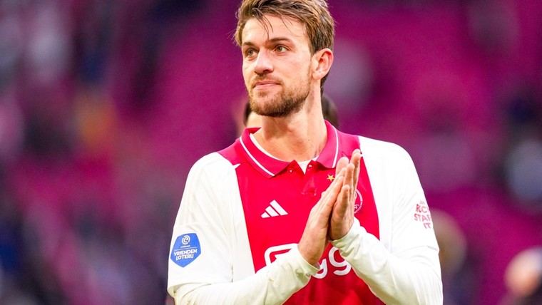 Ajax-spelers lachen tijdens kids-persco over opmerkelijke routine Rugani