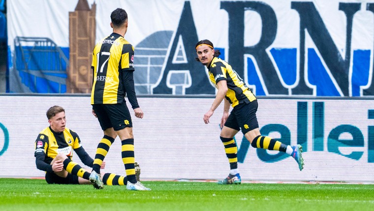 Vitesse viert erewedstrijd clubicoon Theo Bos met nipte zege op MVV 