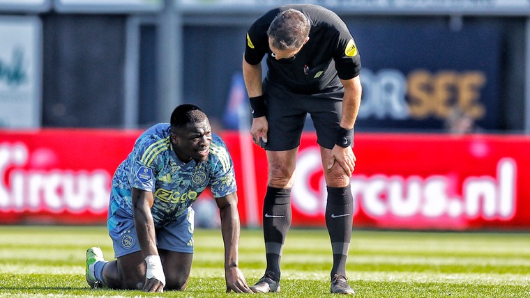 Brobbey valt binnen een kwartier uit bij Ajax