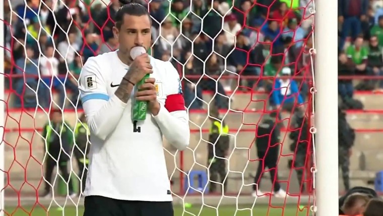 Speler Uruguay aan de zuurstof in Bolivia: 'Gekkenwerk om hier te spelen'