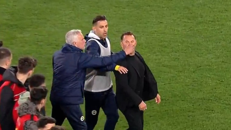 Mourinho hoort straf na knijpincident in bekerduel met Galatasaray