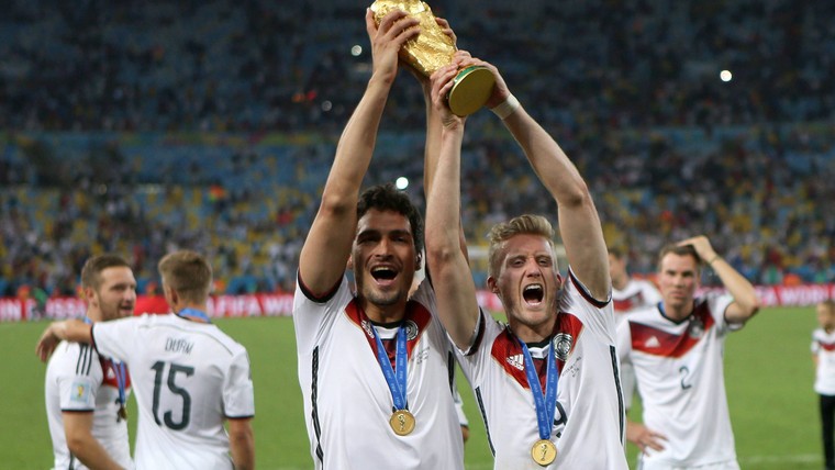 Van Dijk, Müller en Dybala: voetbaliconen eren afzwaaiende Hummels