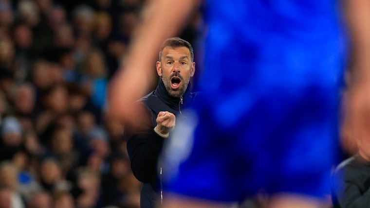 Van Nistelrooij krijgt van onder uit de zak: 'Niks verbaast me meer met deze manager'