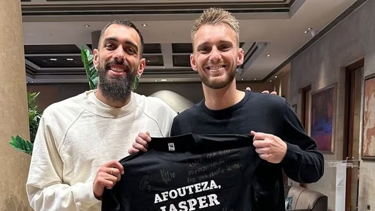 Cillessen verlaat na week het ziekenhuis met presentje van 'dader' Borja Iglesias