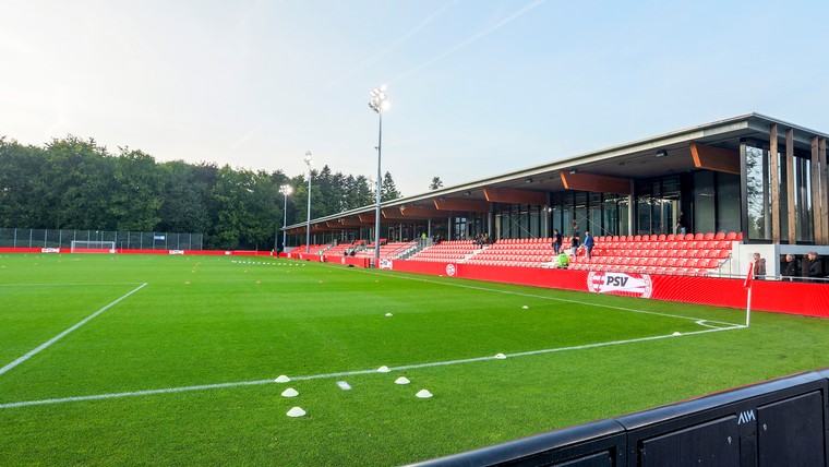 PSV bindt zoon Van Nistelrooij: 'Hij heeft een neusje voor de goal'